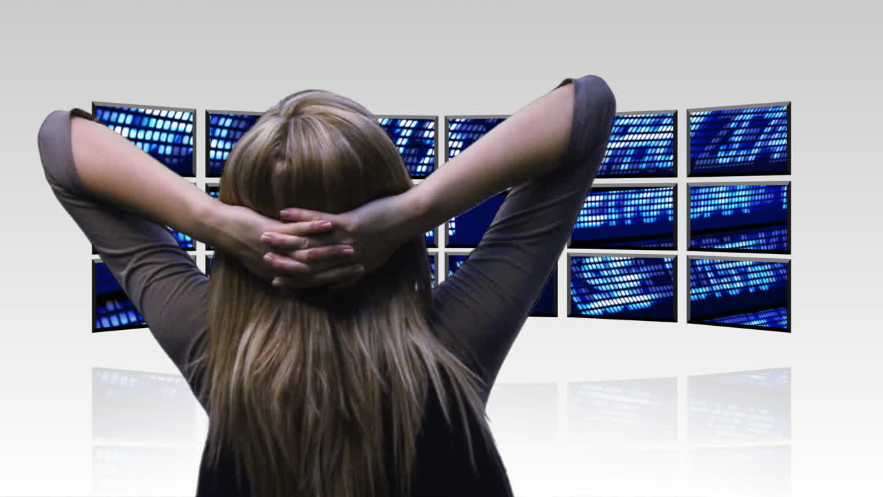 mujer de negocios mirando el mercado de valores