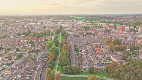 Drohnen-Trucking-Aufnahme-Des-Dicht-Besiedelten-Stadtzentrums-Von-York-Mit-Der-Historischen-Stadtmauer