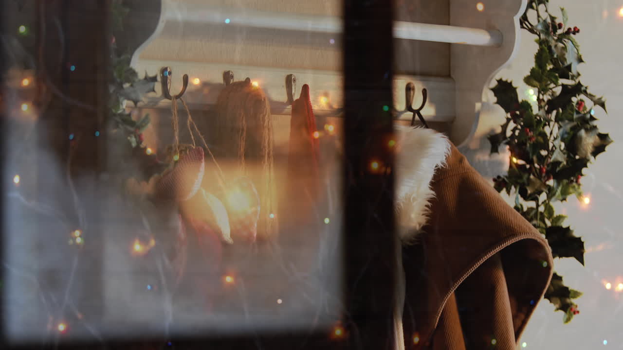 크리스마스 장식과 함께 집 내부를 반 ⁇ 이는 불빛의 애니메이션