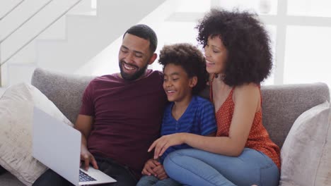 Familia-Haciendo-Una-Videollamada-En-Una-Computadora-Portátil-En-Casa