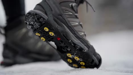 mostrando picos de hielo debajo de los zapatos en cámara lenta de cerca