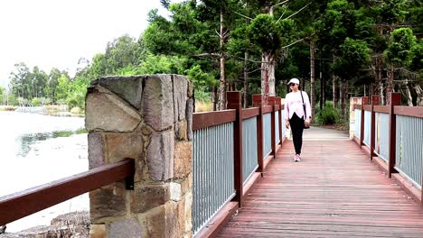 Hermosa-Mujer-Caminando-Por-Un-Puente