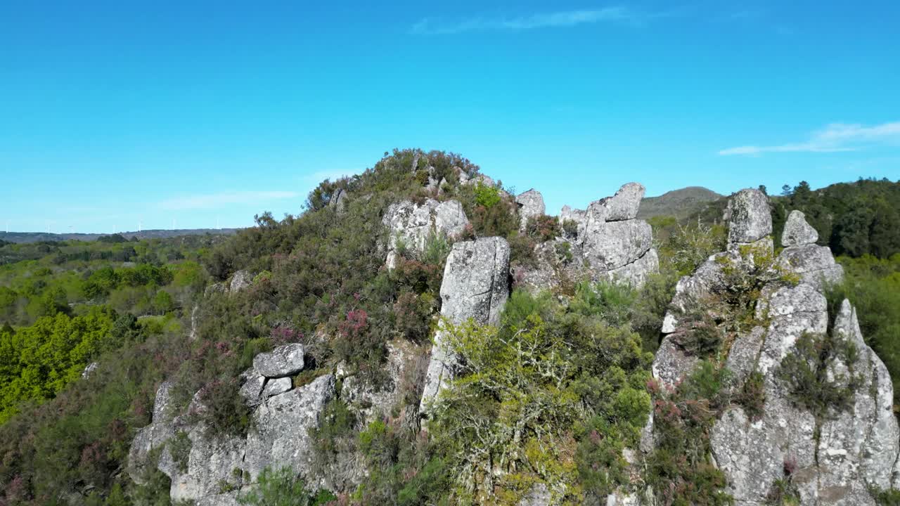 드론 은 스페인 의 우렌세 에 있는 갈리시아 산맥 의 꼭대기 를 빠르게 지나가고 있다