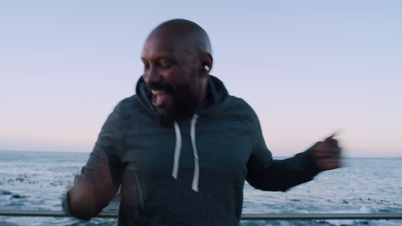 Fitness, solnedgang eller sort mand danser til musik.