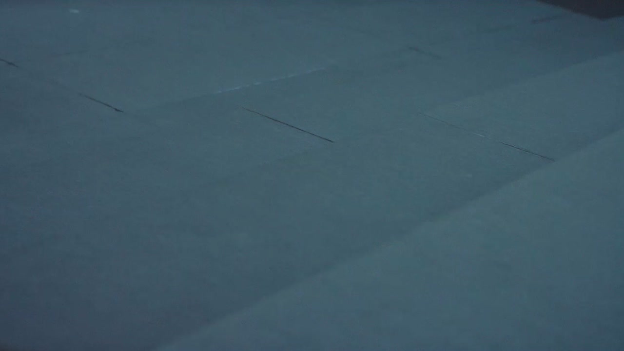 persona caminando en un piso gris con zapatos rojos