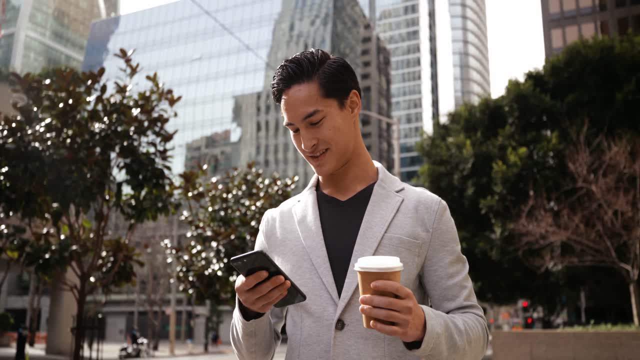 이동 중인 전문적인 젊은이