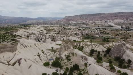 volando drones sobre formaciones rocosas, paisajes naturales de capadocia, goreme en turquía