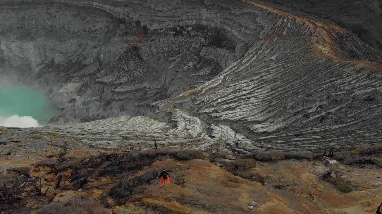 Ijenin rikkijärvi aamunkoitteessa. Indonesia, Jaava.