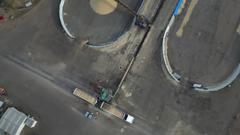 Imágenes-Circulares-De-Drones-De-Un-Camión-De-Granos-Descargado-En-Enormes-Silos-En-El-Oeste-De-Australia