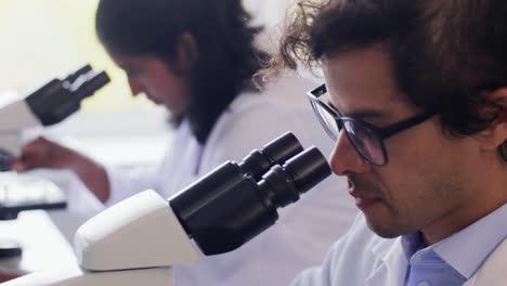 Científicas-Con-Microscopios-Trabajando-En-Laboratorio.investigación-Científica,-Trabajo-Y-Concepto-De-Personas-Científicas-Internacionales-Con-Microscopios-Trabajando-En-Laboratorio