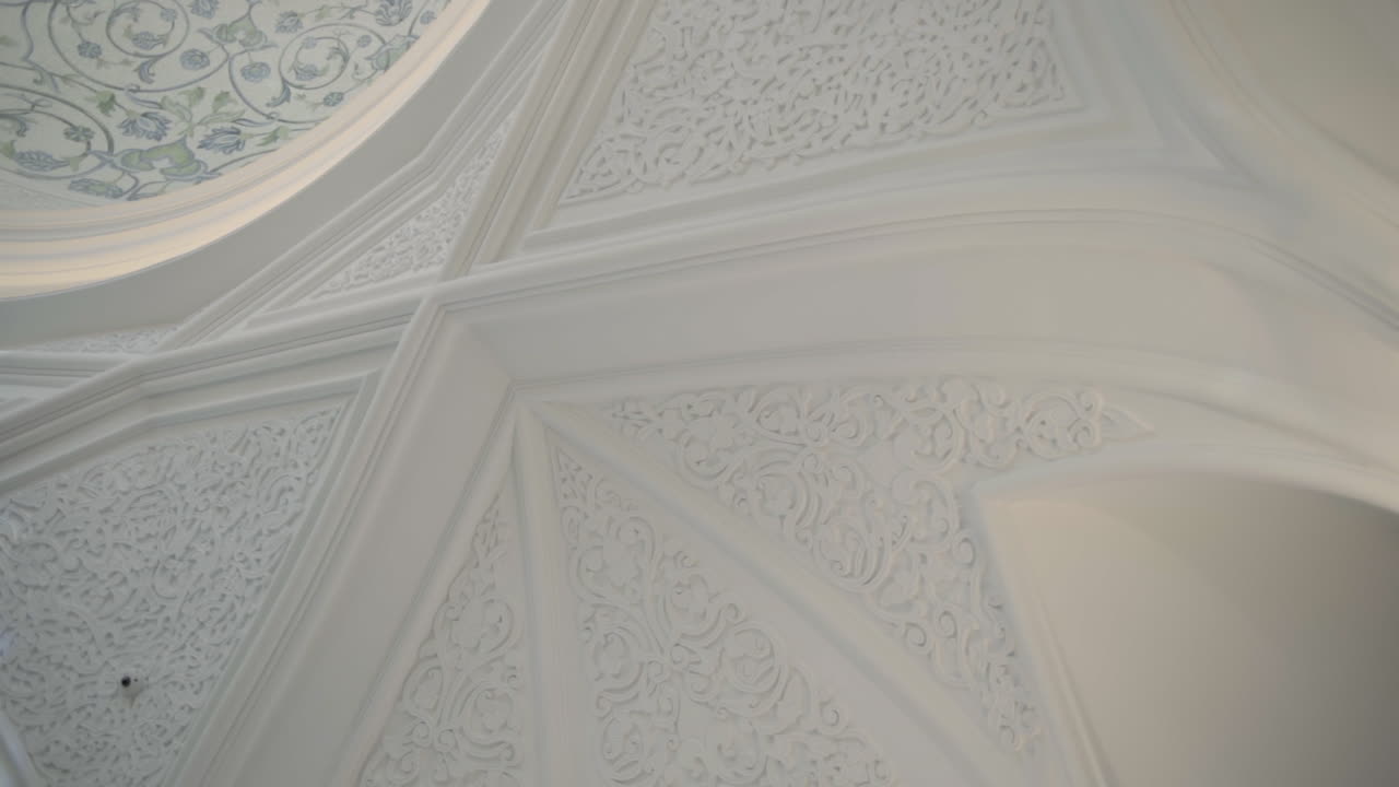 detalle del techo blanco adornado