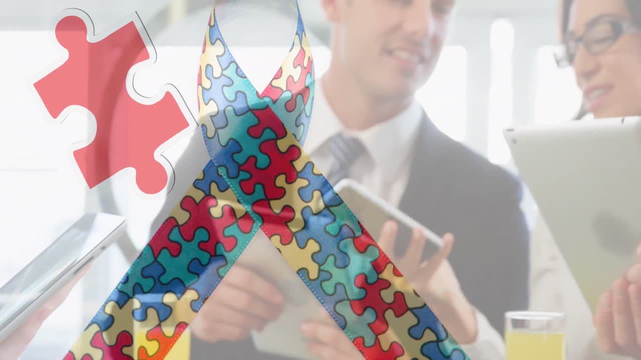 animación de coloridas piezas de rompecabezas cinta sobre personas de negocios que utilizan dispositivos digitales