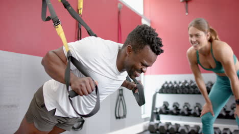 Hombre-Afroamericano-En-Forma-Entrena-En-El-Gimnasio