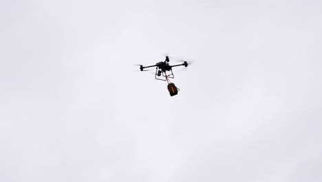 transporte de drones de entrega industrial bolsa de emergencia médica pesada en el cielo brillante