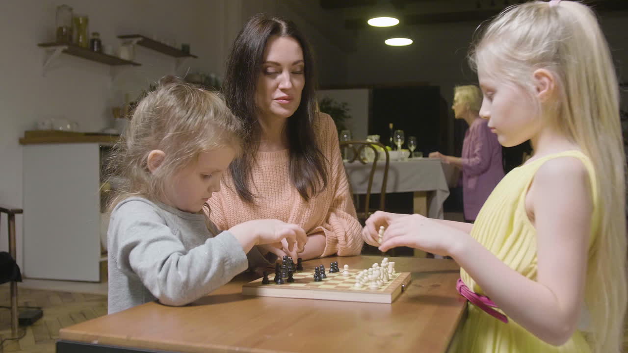 골판지 장식을 들고 있는 세 명의 다민족 친구와 독신 파티 1에서 스마트폰으로 셀카를 찍는 샴페인 크리스털 잔