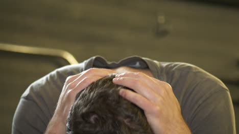 hombre deprimido en el interior, tiro de muñeca de cerca