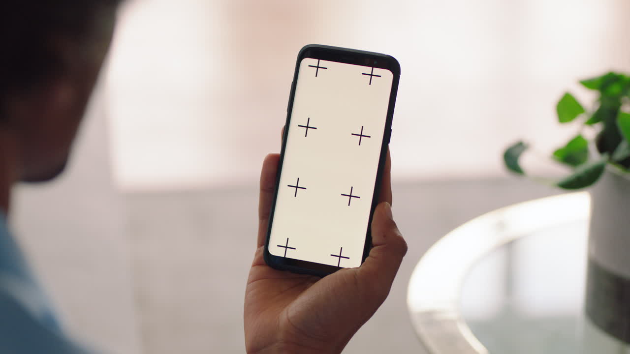 uomo che usa uno smartphone con schermo verde, che parla in video, che guarda intrattenimento online, che si gode della comunicazione mobile su un display a chiave cromatica, orientamento verticale