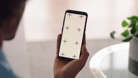 hombre usando un teléfono inteligente con pantalla verde hablando en video viendo entretenimiento en línea disfrutando de la comunicación móvil en la pantalla de tecla cromática orientación vertical