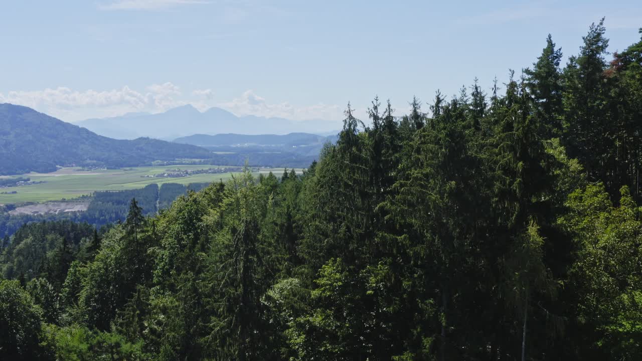 zen cielo bosque cima de la colina ciudad de lavamund en austria aéreo