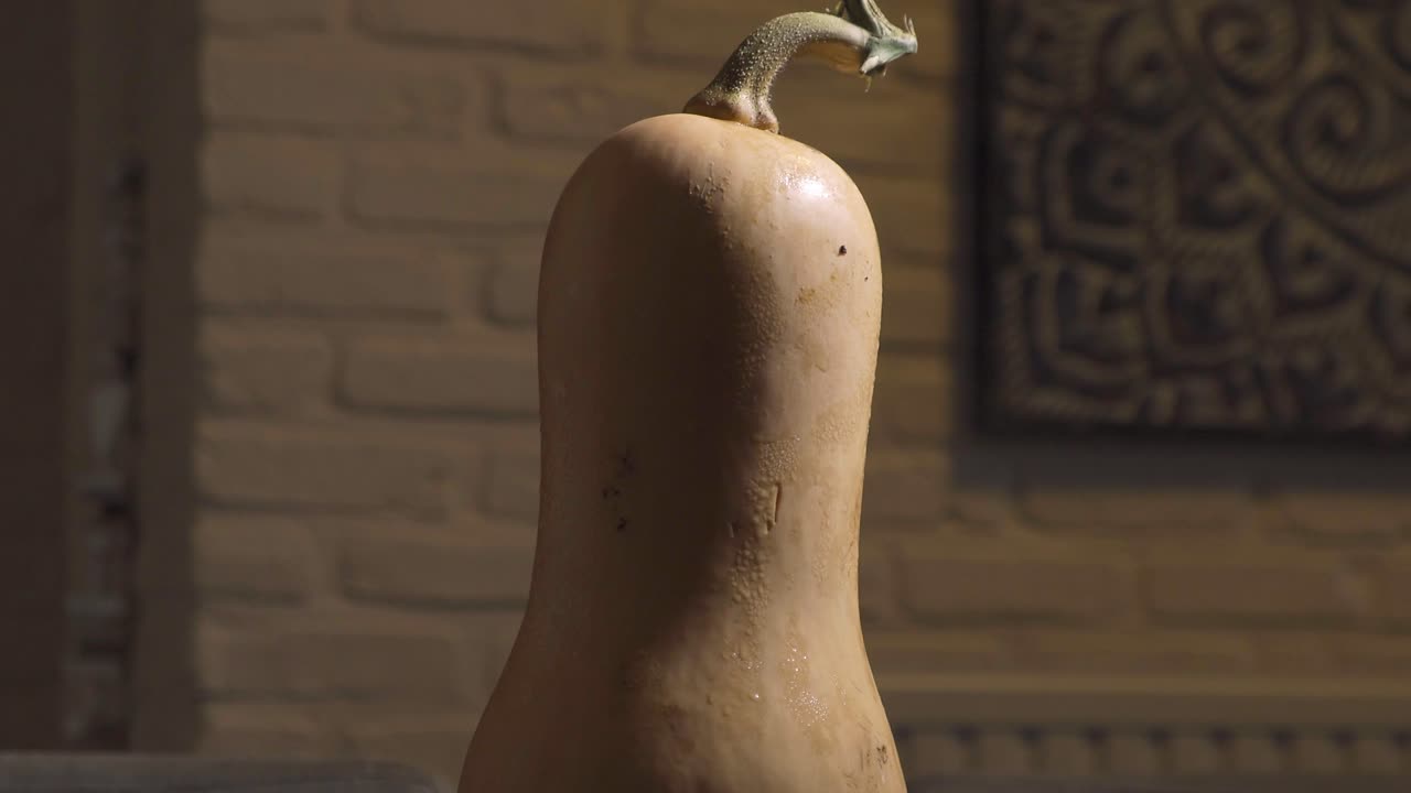 una calabaza saludable de temporada en la isla de la cocina de cerca