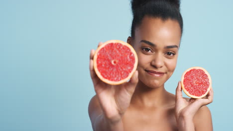 vitamina c, pomelo y cuidado de la piel mujer en el estudio