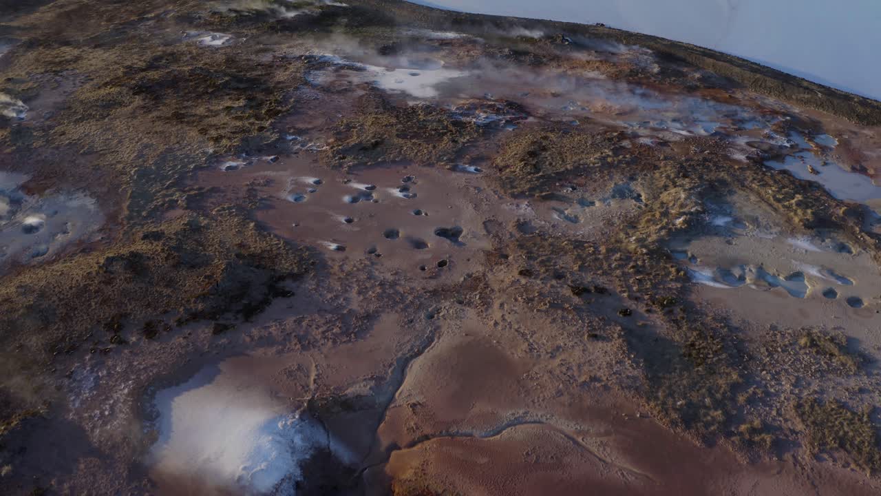 las fumarolas emiten vapor en el área geotérmica de la península de reykjanes, islandia