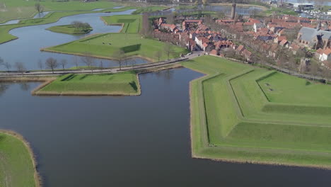 Luftdrohne-Betrachtet-Die-Wunderschöne-Landschaft-Des-Befestigten-Dorfes-Heusden,-Noord-Brabant,-Niederlande