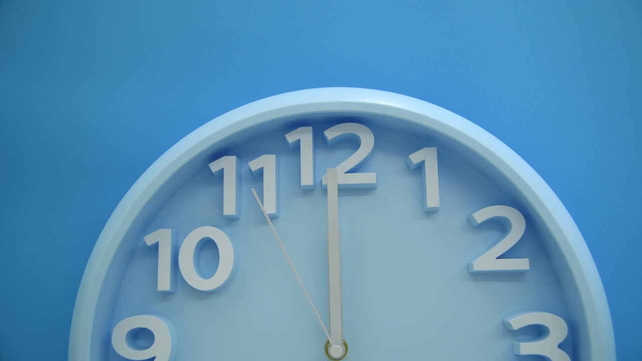 파란색 배경에 파란색 벽 시계