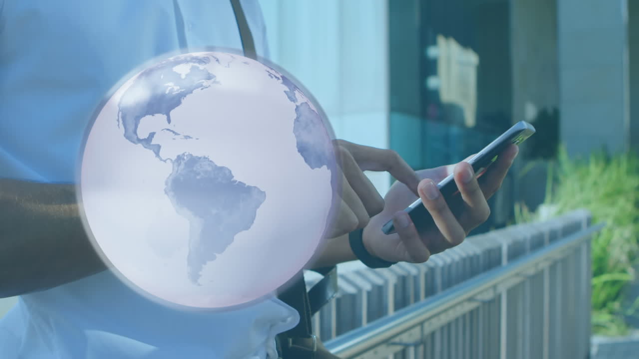 animación del globo girando sobre un hombre de negocios caucásico usando un teléfono inteligente