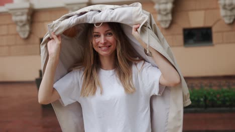 Mujer-Bajo-Las-Gotas-De-Lluvia-Cubre-La-Cabeza-Con-Abrigo