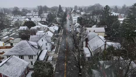tormenta de nieve sobre una pequeña ciudad americana