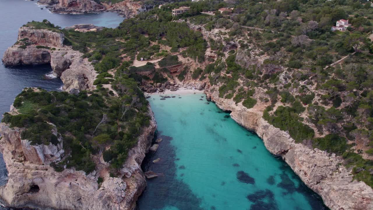 Praia e baía de S'Almonia com casas, Maiorca