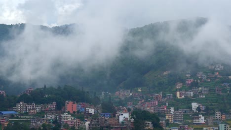 nubes a la deriva sobre las montañas y hacia el exuberante valle verde y sobre el pequeño pueblo