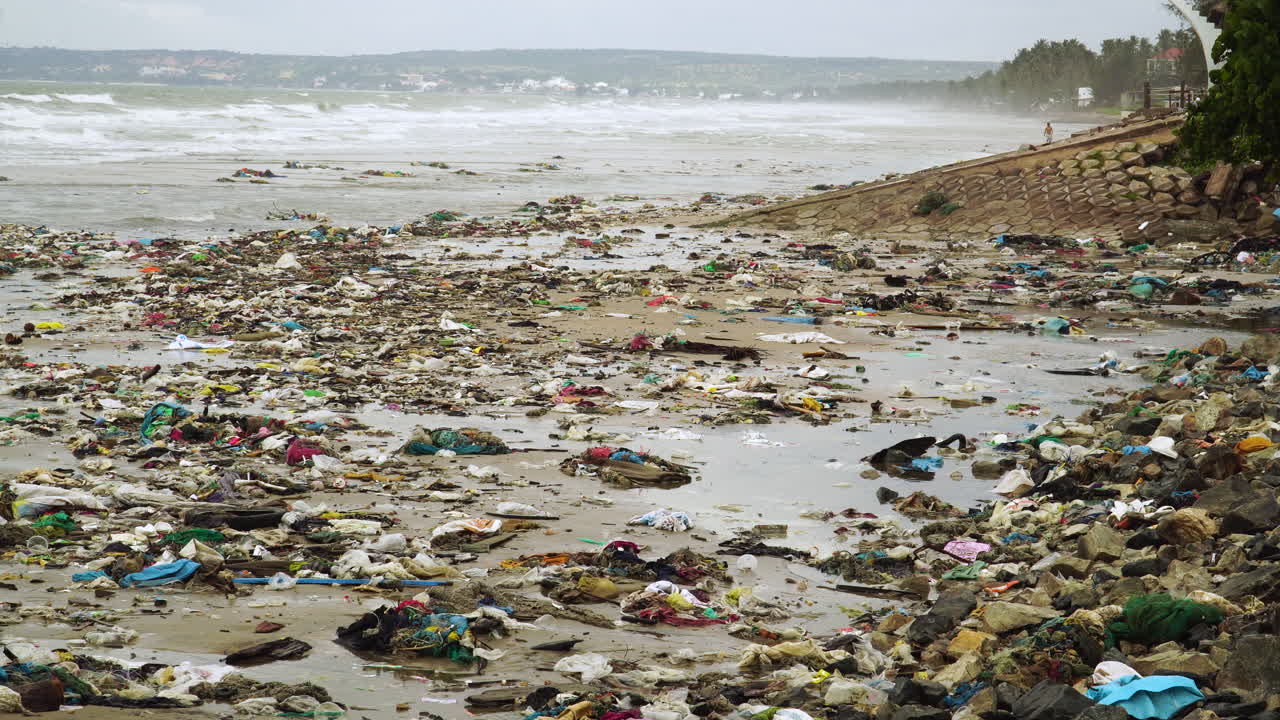 basura en la playa - secuelas del tifón que azotó la costa de mui ne, vietnam
