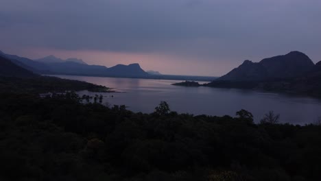 Toma-De-Drones-Del-Embalse-De-La-Presa-De-Palar-Al-Atardecer-Bajo-Un-Cielo-Nublado,-Tamil-Nadu