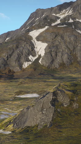 majestuosa cordillera con picos cubiertos de nieve