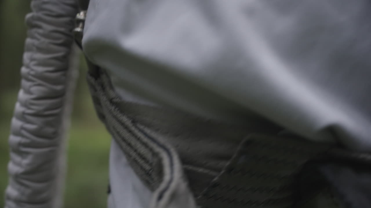 astronauta en traje espacial caminando por el bosque