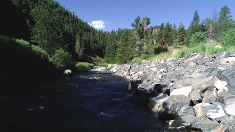 Un-Pescador-Con-Mosca-Lanza-A-Lo-Largo-De-Las-Orillas-De-Un-Río-De-Alta-Montaña