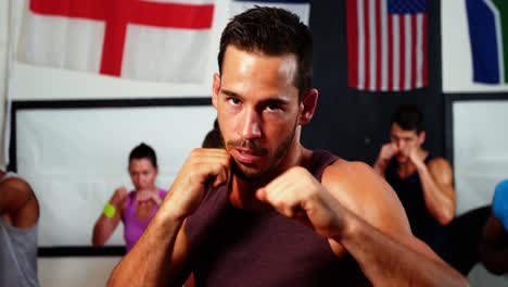 boxeadores practicando en el ring de boxeo