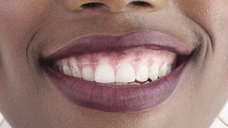 Cerrar-Mujer-Afroamericana-Labios-Sonriendo-Feliz-Dientes-Sanos-Lápiz-Labial-Brillante-Maquillaje-Cosméticos-Belleza-Femenina