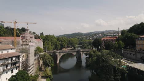 Ciudad-De-Amarante-Con-Majestuoso-Puente-Medieval-Y-Edificios-De-La-Ciudad,-Sobrevuelo-Aéreo