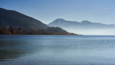 lapso de tiempo de montaña brumosa en los alpes