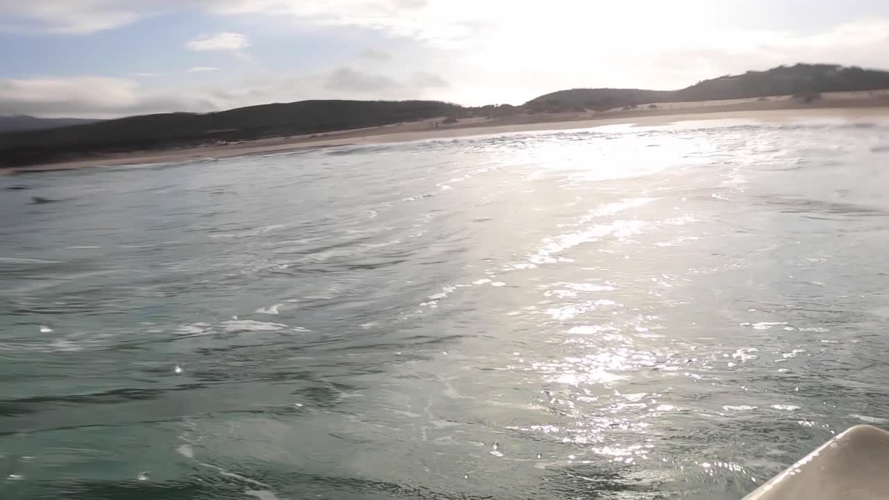 끝에 강한 스냅으로 서핑 보드에서 바다 물결을 타고 서퍼 남자의 슬로우 모션 pov