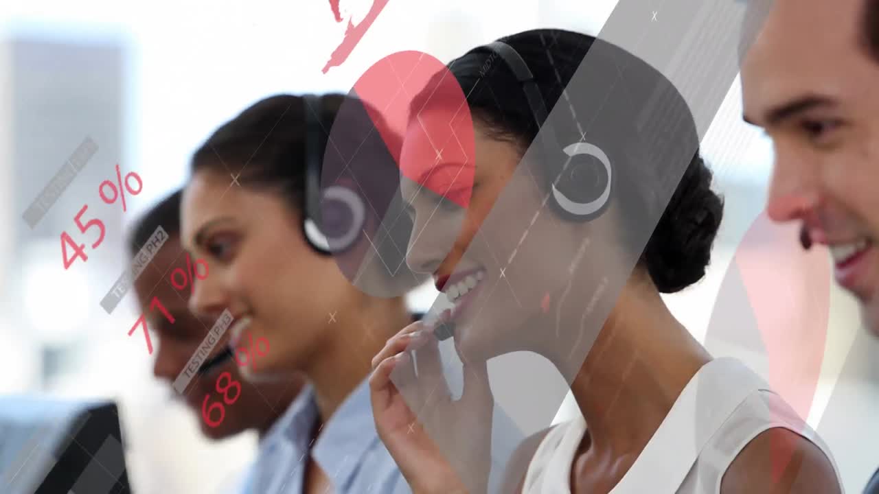 animación del procesamiento de datos y estadísticas sobre trabajadores de oficina que usan auriculares