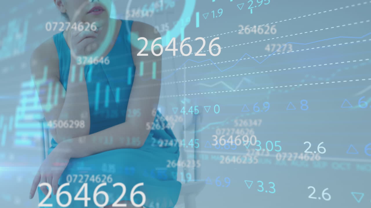 animación de números cambiantes y procesamiento de datos financieros sobre mujer con bolsas de compras