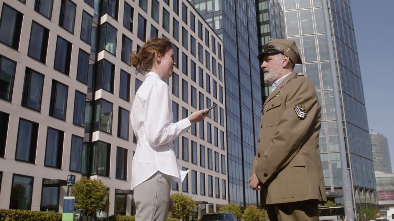 мужчина и женщина разговаривают.