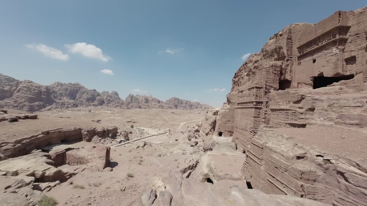 valle de petra en wadi musa, jordania con un paisaje rocoso y montañoso, un sitio del patrimonio de la unesco, el antiguo reino nabateo 4k establecer disparo