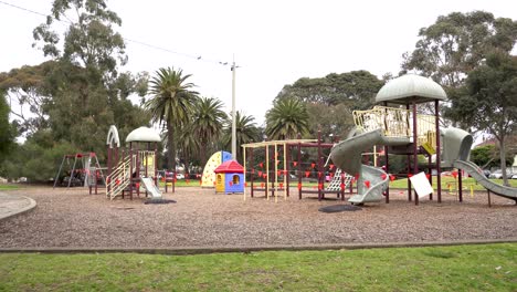 4K-wide-shot-of-empty-playground-during-lockdown,-Melbourne