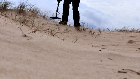 Auffinden-Von-Edelmetallen-Und-Verlorenen-Schätzen-Am-Strand-Mit-High-End-Technologie