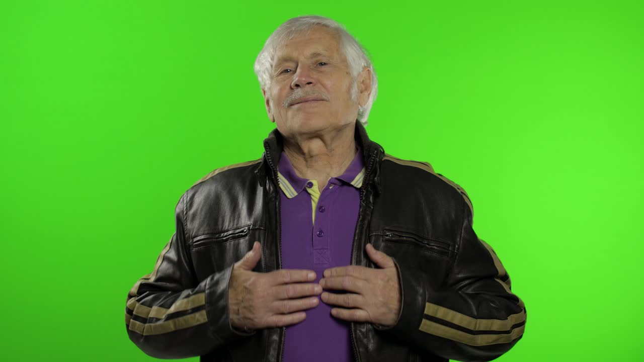 anciano abuelo caucásico rocker y motociclista hombre en fondo clave de croma